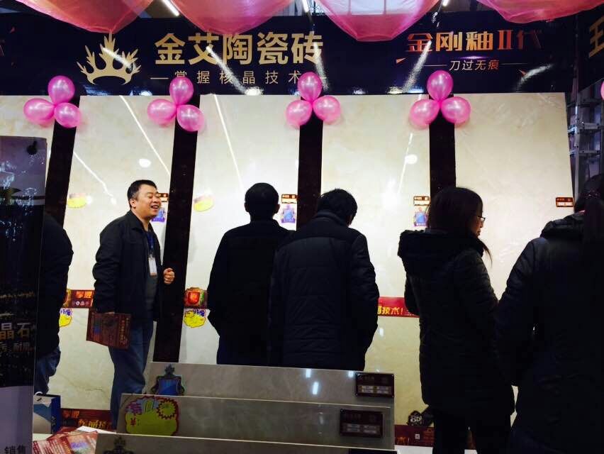 91香蕉视频在线下载陶瓷磚工作人員與顧客交談
